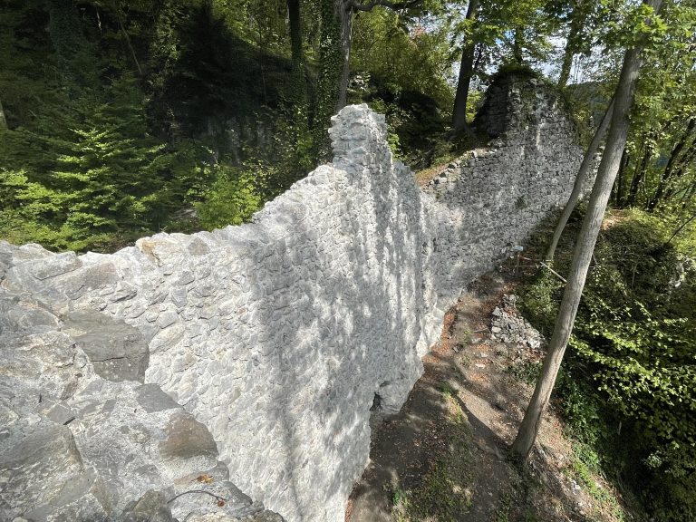 östliche Ringmauer restaurierter und nicht restaurierter Teil