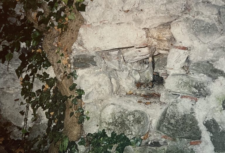 Mauerschlitz in Westringmauer - vermutlich für Entwässerung