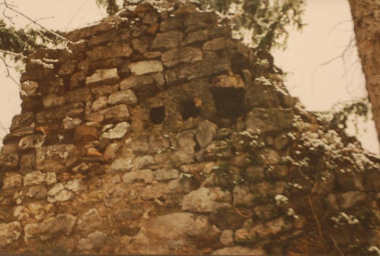 Bergfried Kamin vor der Restaurierung