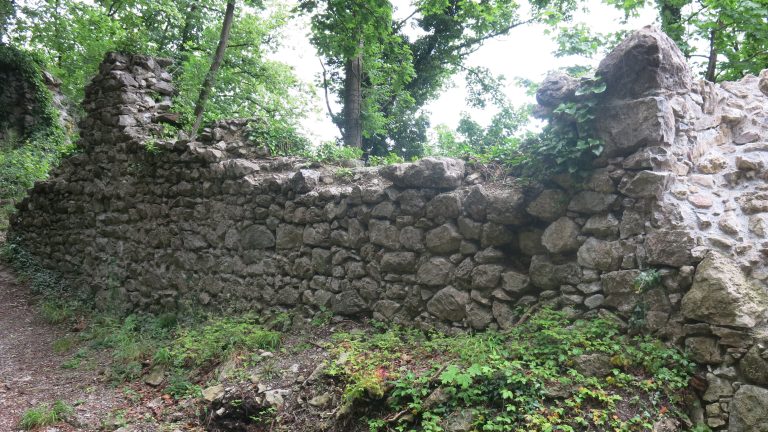 östliche Ringmauer vor der Restaurierung
