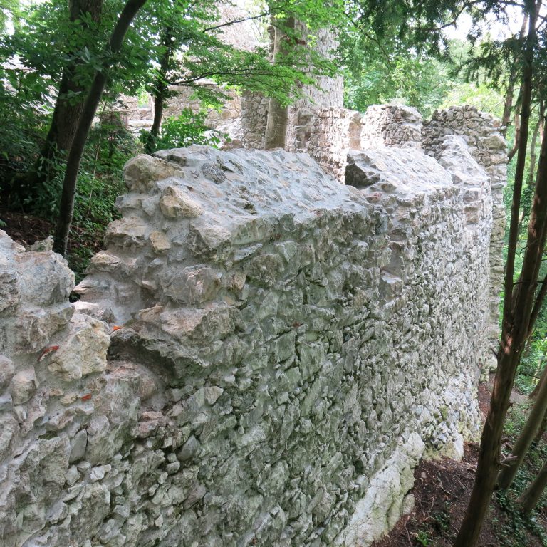 Mauerkrone westliche Ringmauer nach der Restaurierung